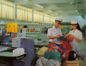 慶祝改革開放40年基層行 設(shè)計第一本加工貿(mào)易登記冊